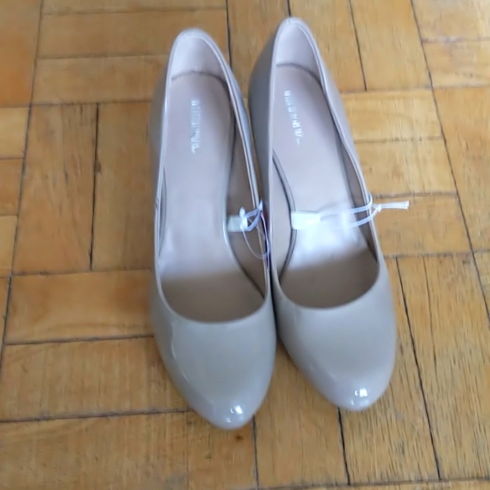 NWT Nude patent heels, size 9